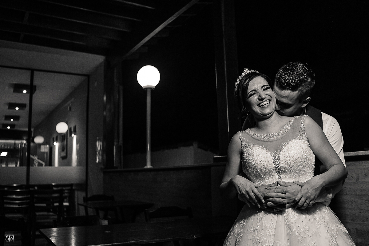 Fotografia de casamento recepção  noivo e noiva restaurante familia gaúcha sjc preto e branco