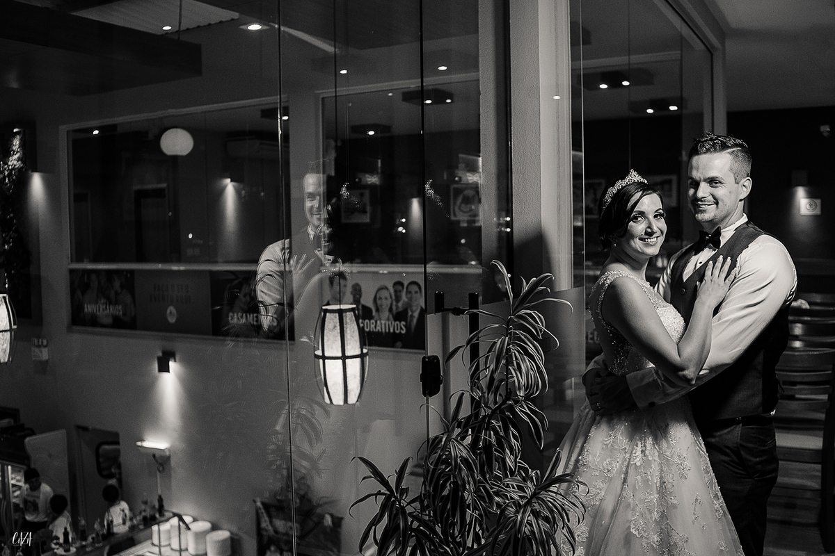 Fotografia de casamento recepção  noivo e noiva restaurante familia gaúcha sjc preto e branco