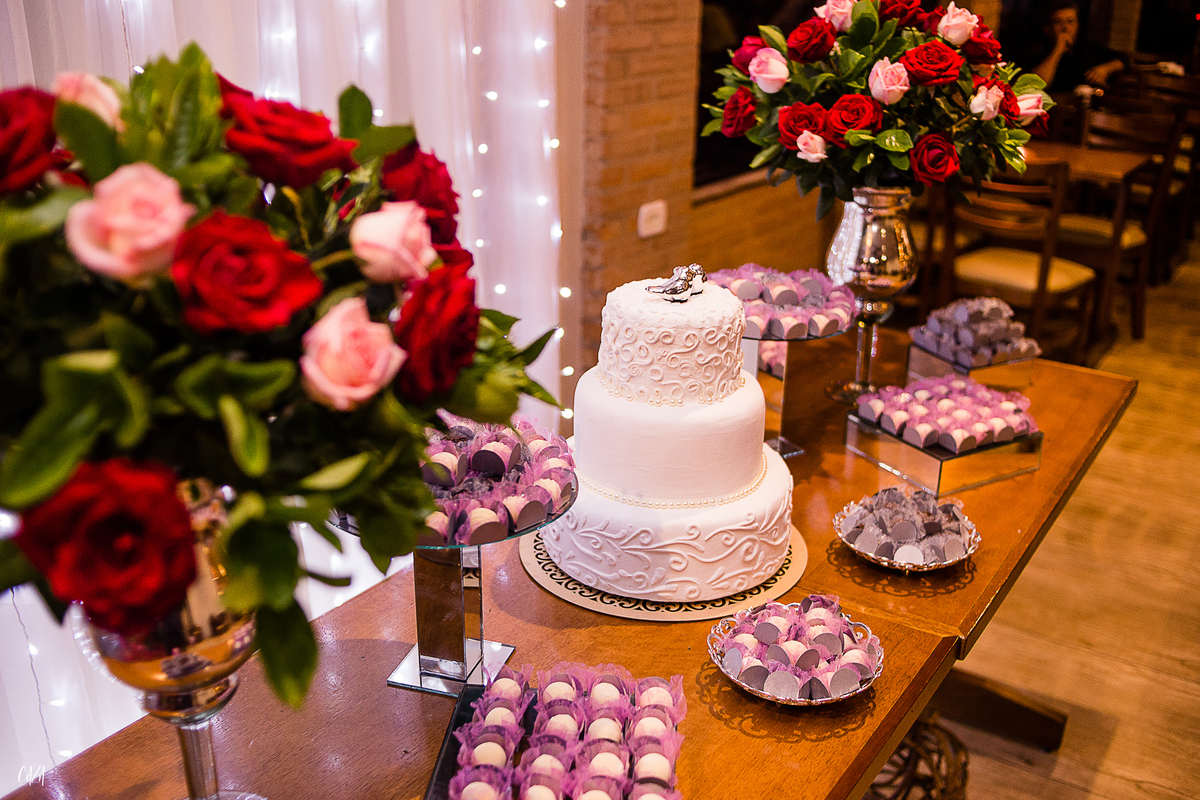 Fotografia de casamento recepção  noivo e noiva restaurante familia gaúcha mesa de bolo, doces e decoração