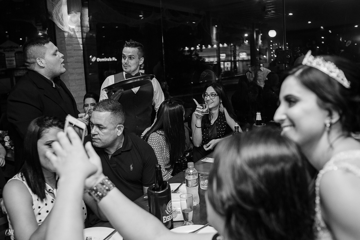 Fotografia de casamento recepção  noivo e noiva restaurante familia gaúcha gravata padrinhos