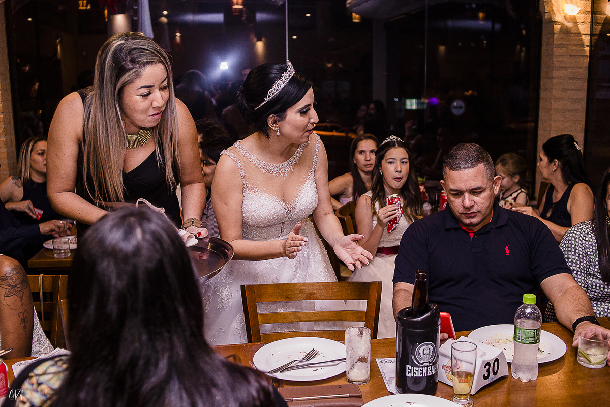 Fotografia de casamento recepção  noivo e noiva restaurante familia gaúcha sapatinho madrinhas