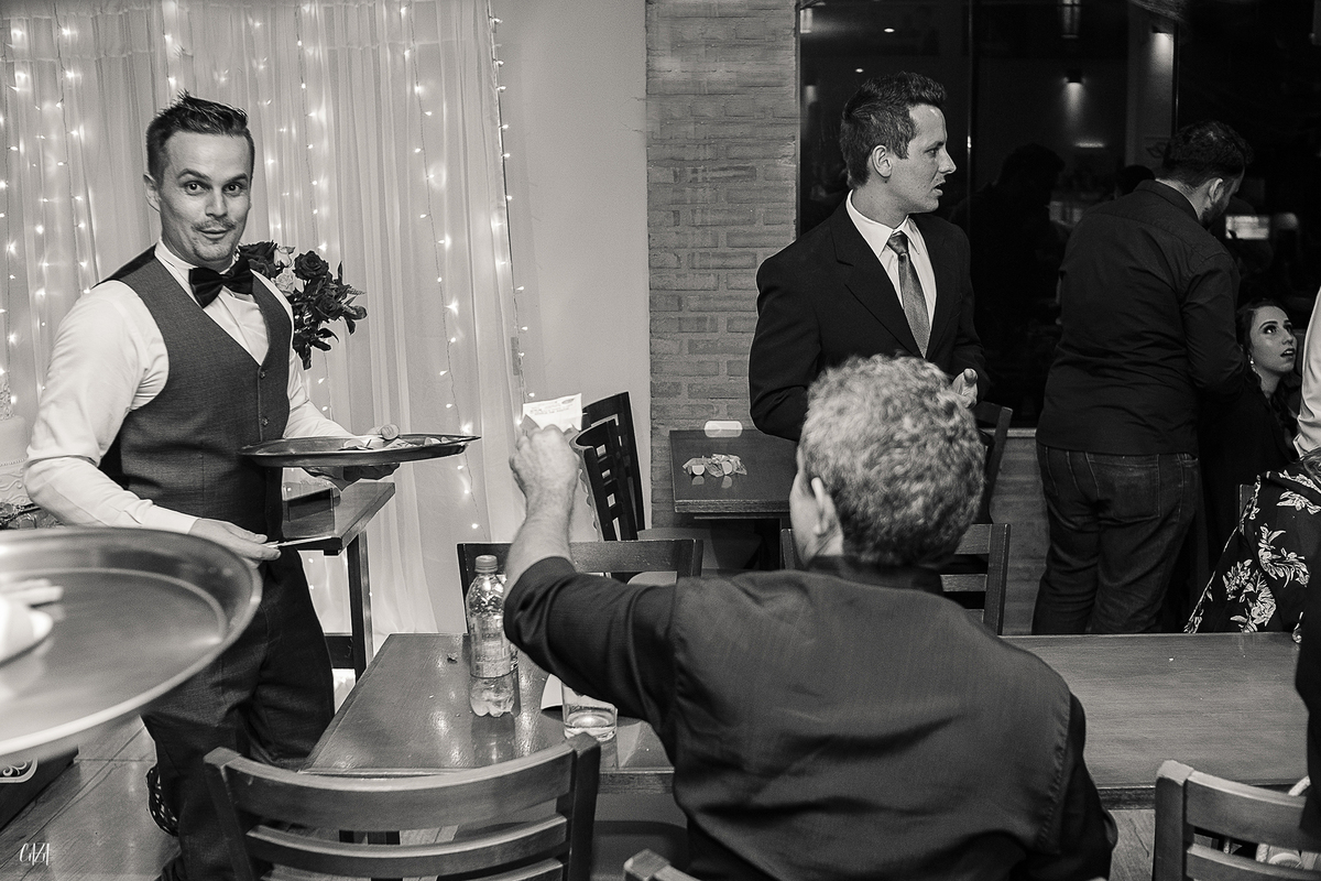 Fotografia de casamento recepção  noivo e noiva restaurante familia gaúcha sjc gravata padrinhos