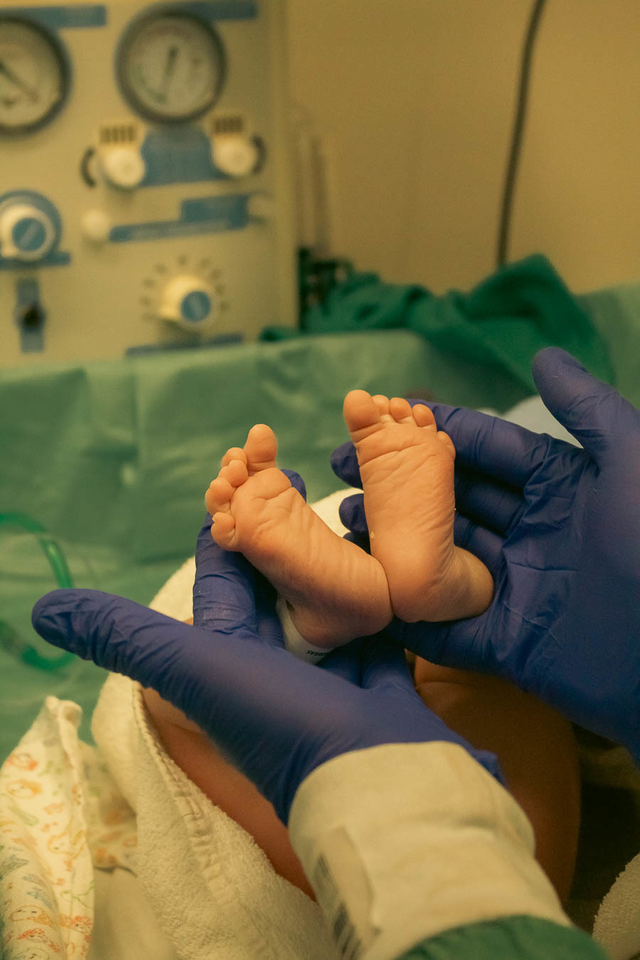 os pés que tanto chutaram a barriga da mamãe