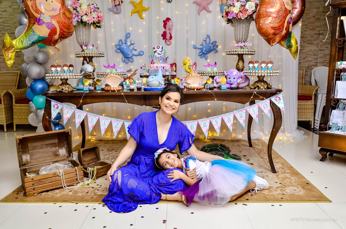valentina deitada no colo de sua mãe