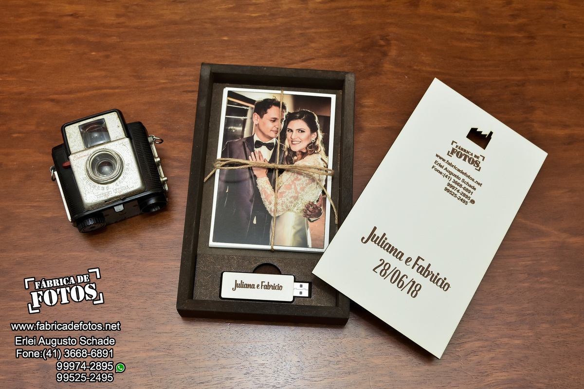 Estojo com pen drive personalizado de casamento.