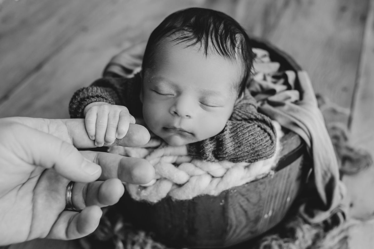 bebe recém nascido. foto preto e branco em ensaio newborn