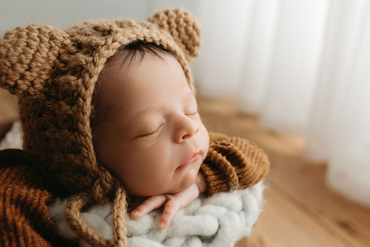 bebe newborn com touca de urso