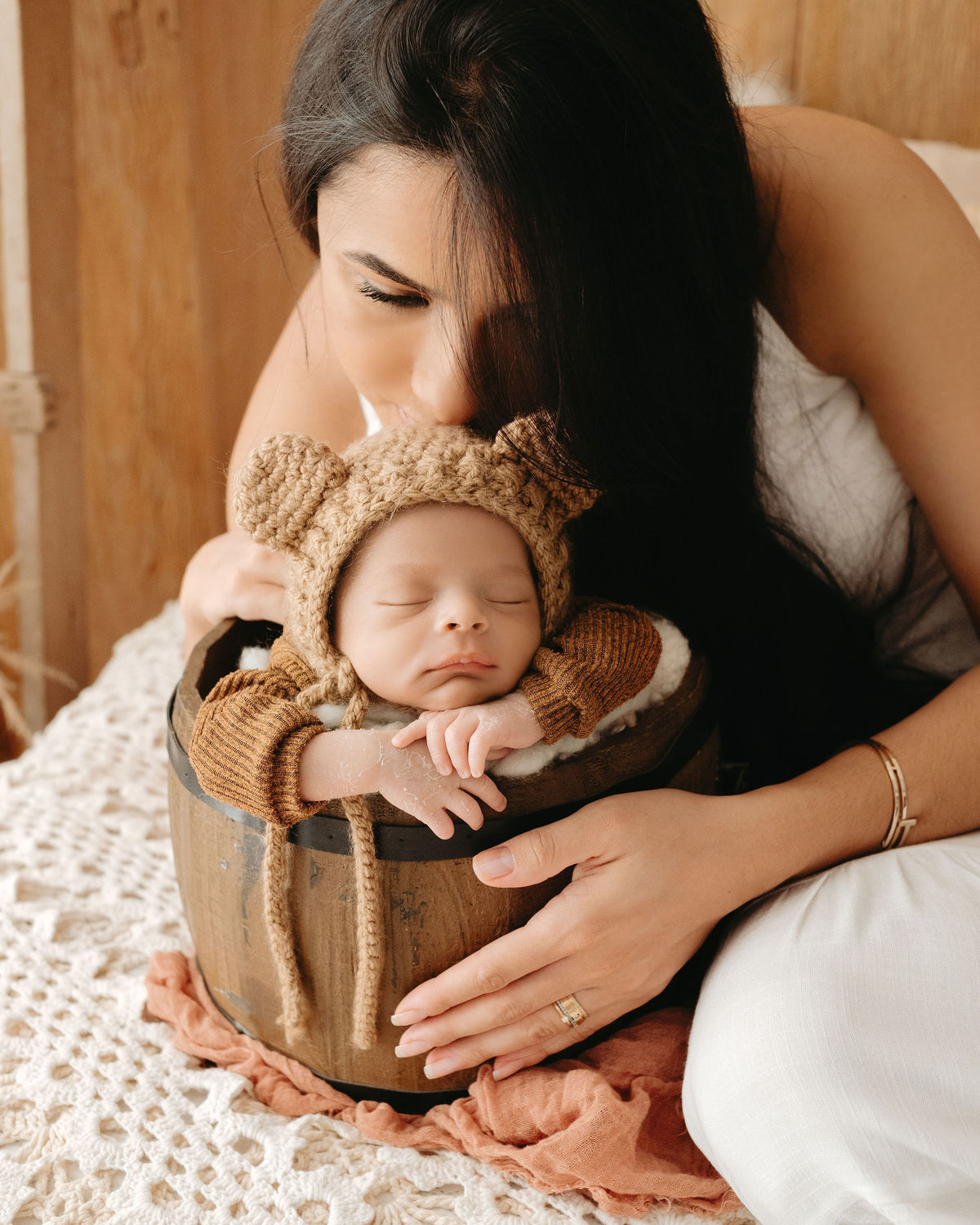 mamãe dando beijo em seu bebe recém nascido