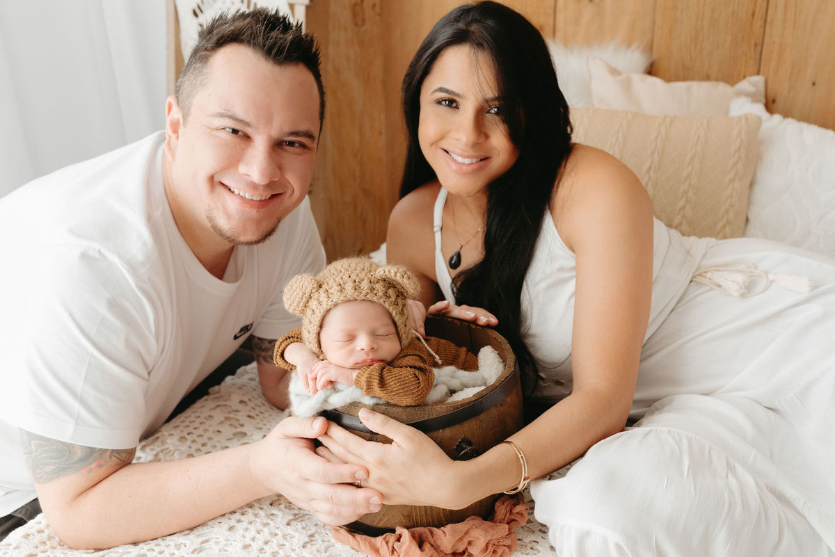 mãe, pai e filho com seu bebe