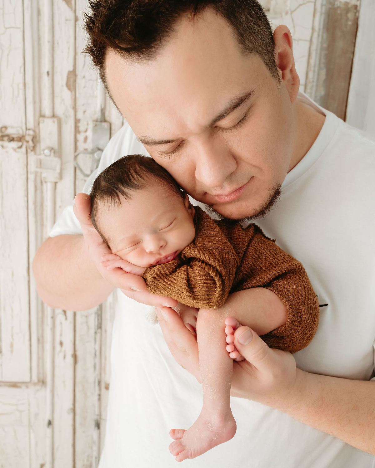 pai segurando seu bebe