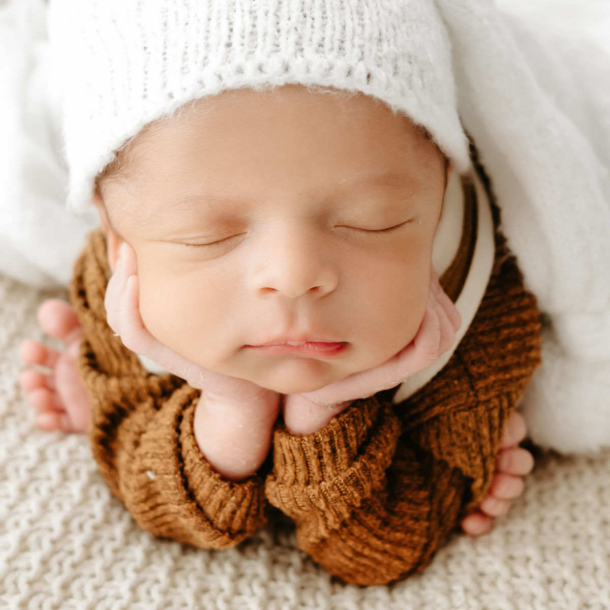 bebe em pose de sapinho