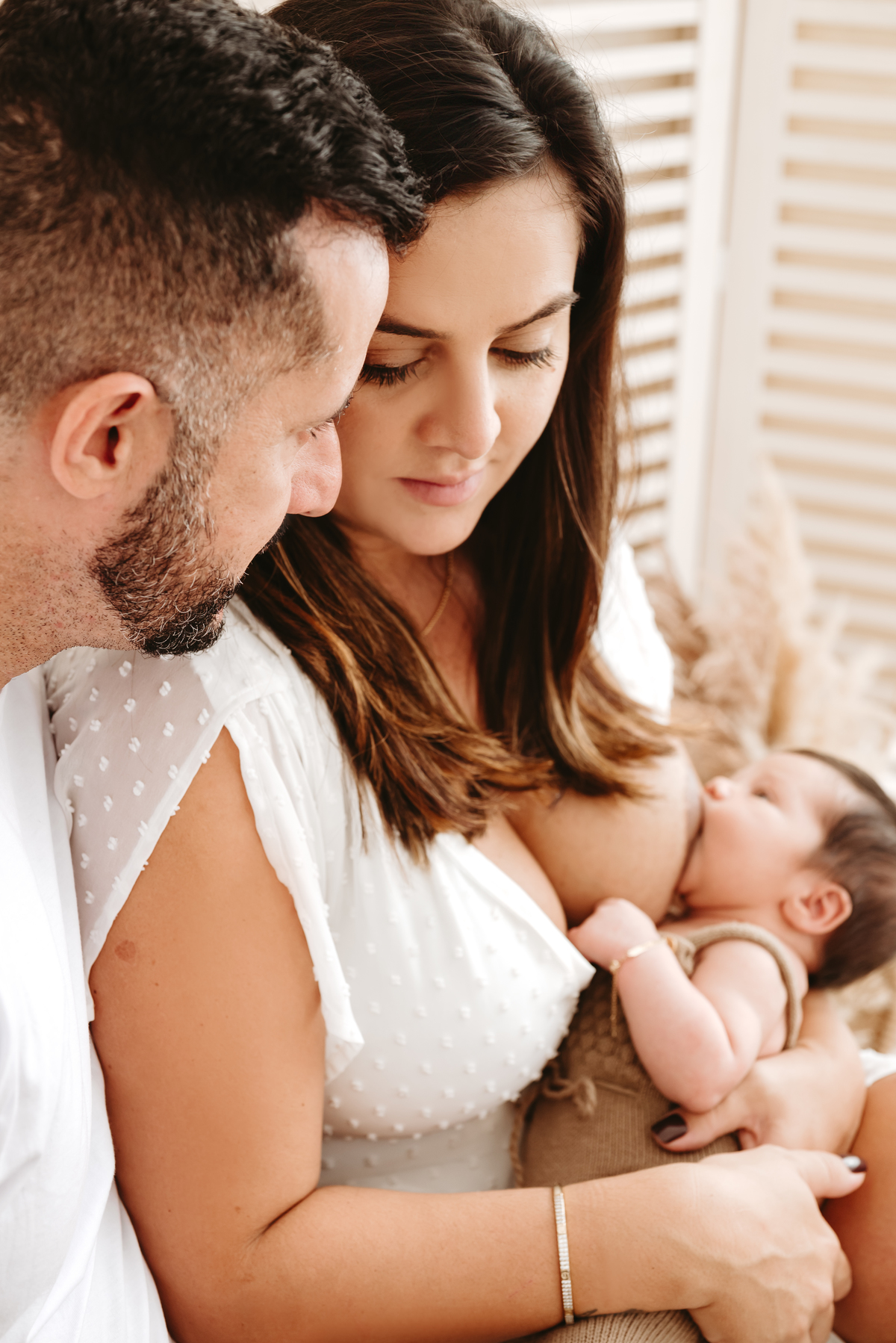 casal com rosto junto amamentando 