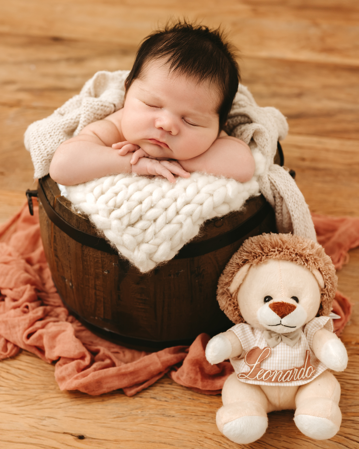 bebe recém nascido com bracinhos em um baldinho