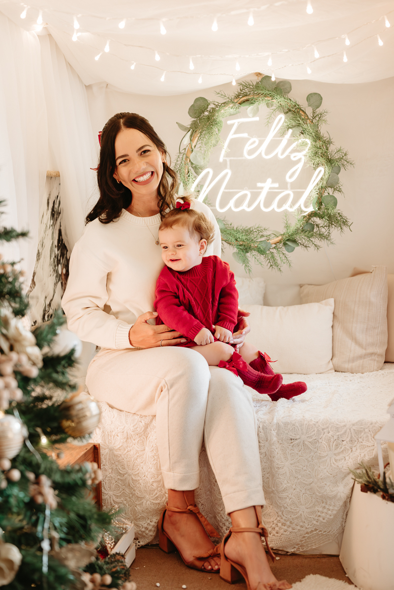 mãe e filha sentadas no interior de um trailer natalino