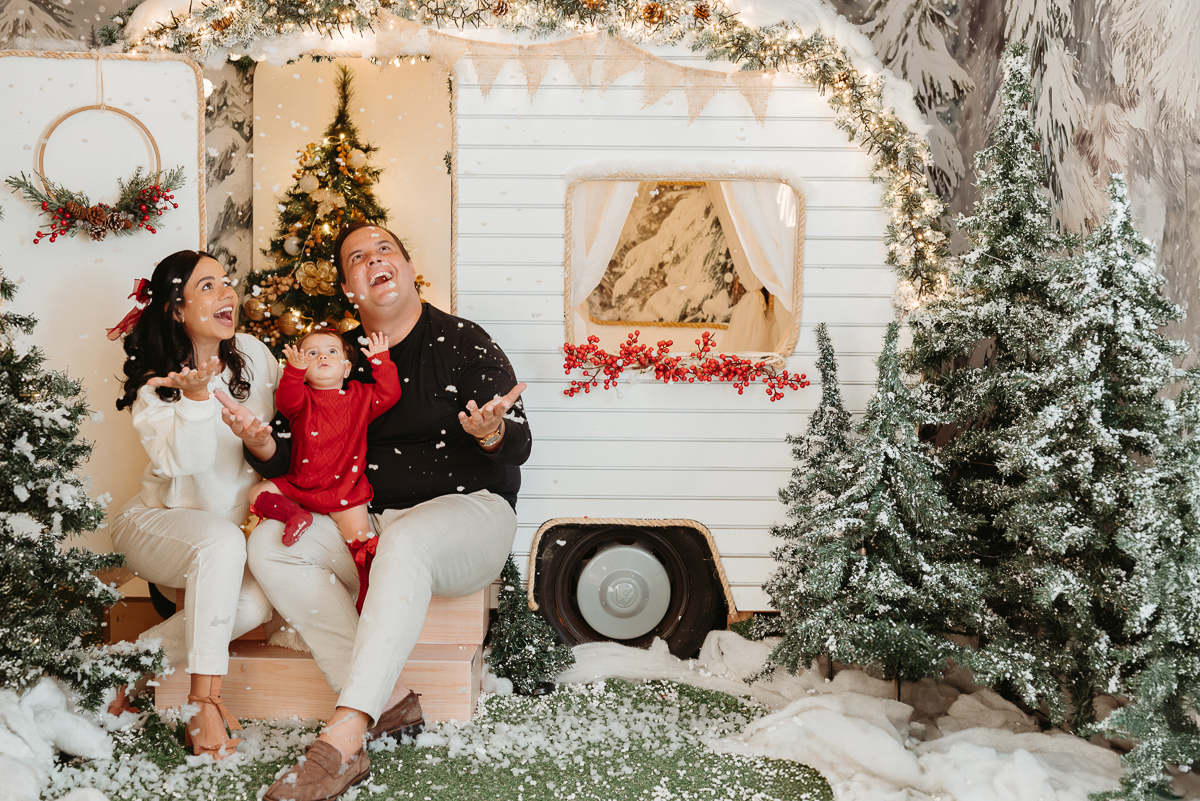 cenário natalino trailer de acampamento família se divertindo sentindo a neve cair