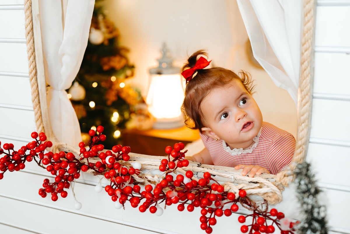 menina bebe de dentro de uma trailer olhando para o lado