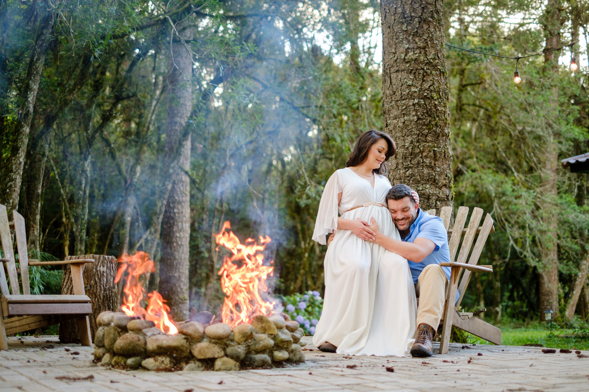 casal, com uma gestante, próximo à fogueira