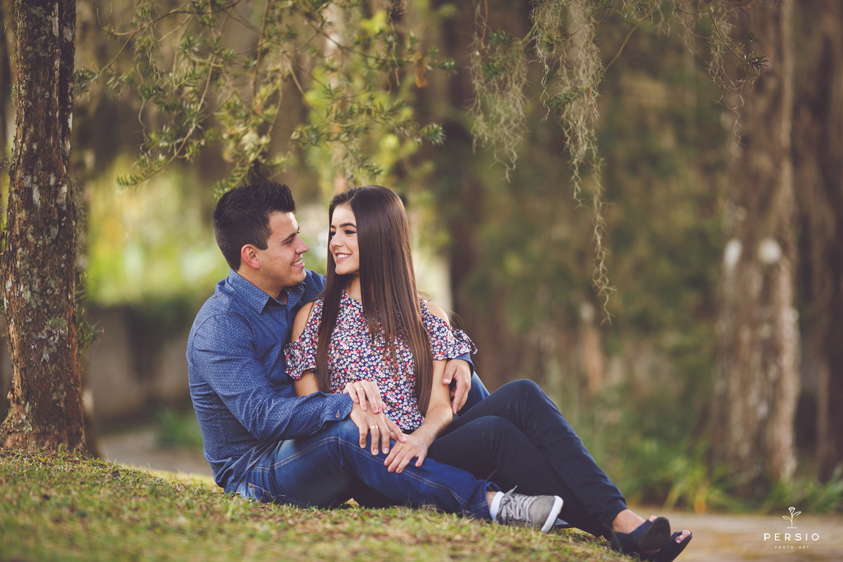casal deitado abraçado no barquinho azul num lago muito bonito na chácara capela das graças em Araucária, fotografia de Persio photo art pelo casal de fotógrafos