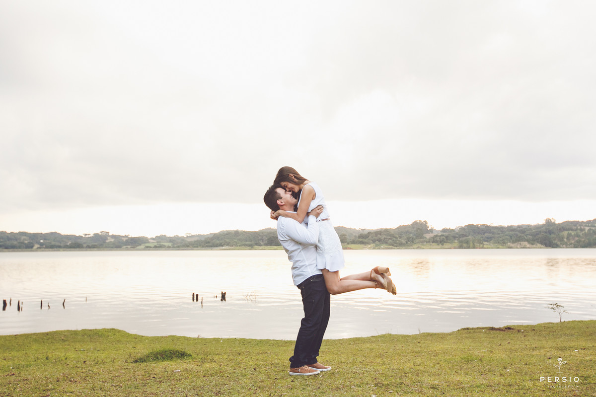 casal deitado abraçado no barquinho azul num lago muito bonito na chácara capela das graças em Araucária, fotografia de Persio photo art pelo casal de fotógrafos