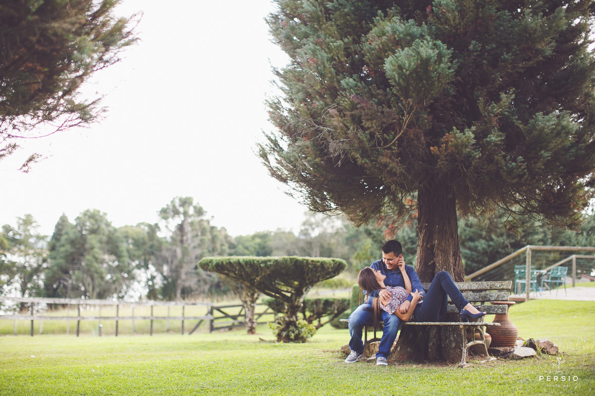 casal deitado abraçado no barquinho azul num lago muito bonito na chácara capela das graças em Araucária, fotografia de Persio photo art pelo casal de fotógrafos