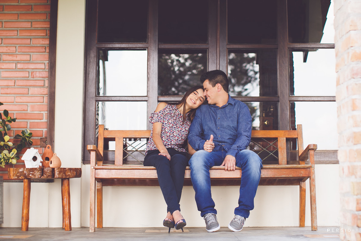 casal deitado abraçado no barquinho azul num lago muito bonito na chácara capela das graças em Araucária, fotografia de Persio photo art pelo casal de fotógrafos