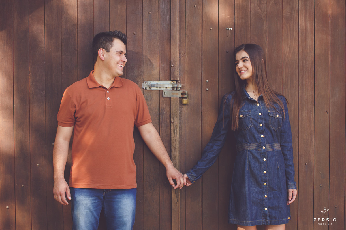 casal deitado abraçado no barquinho azul num lago muito bonito na chácara capela das graças em Araucária, fotografia de Persio photo art pelo casal de fotógrafos