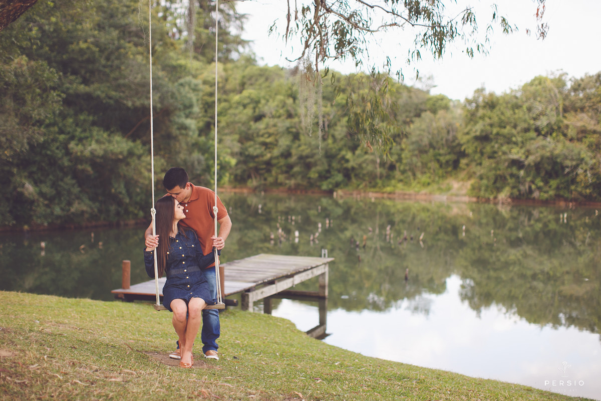 casal deitado abraçado no barquinho azul num lago muito bonito na chácara capela das graças em Araucária, fotografia de Persio photo art pelo casal de fotógrafos
