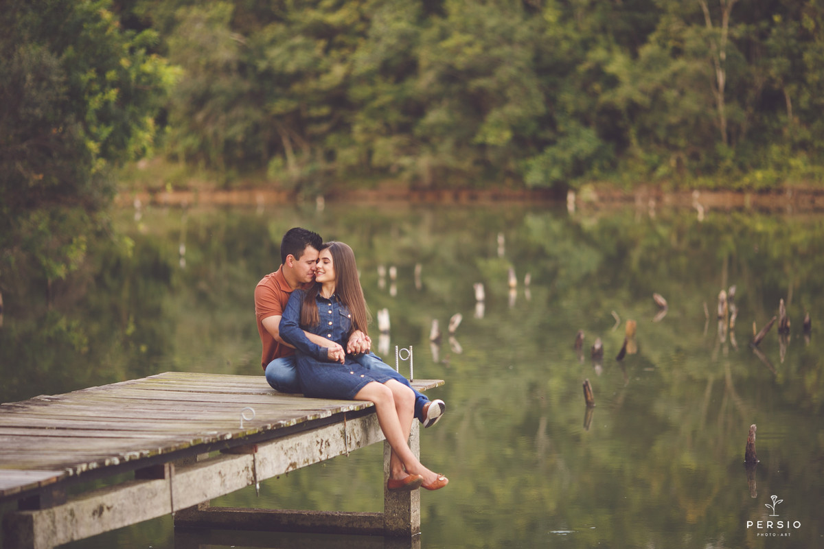 casal deitado abraçado no barquinho azul num lago muito bonito na chácara capela das graças em Araucária, fotografia de Persio photo art pelo casal de fotógrafos