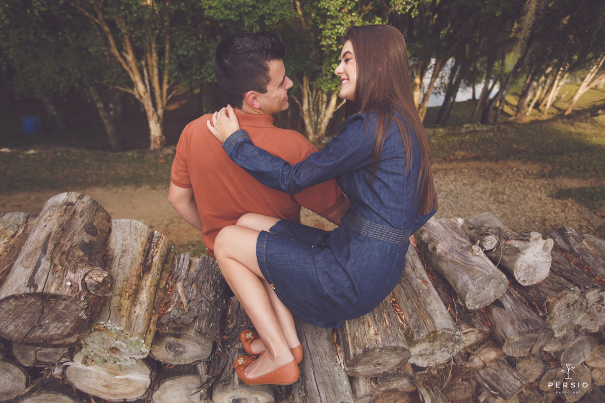 casal deitado abraçado no barquinho azul num lago muito bonito na chácara capela das graças em Araucária, fotografia de Persio photo art pelo casal de fotógrafos