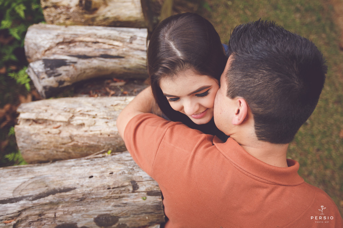casal deitado abraçado no barquinho azul num lago muito bonito na chácara capela das graças em Araucária, fotografia de Persio photo art pelo casal de fotógrafos