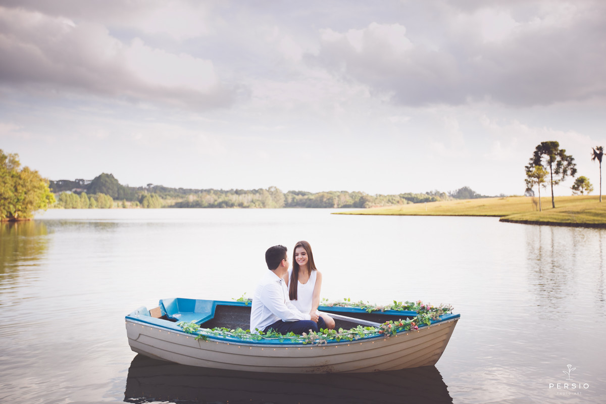 casal deitado abraçado no barquinho azul num lago muito bonito na chácara capela das graças em Araucária, fotografia de Persio photo art pelo casal de fotógrafos