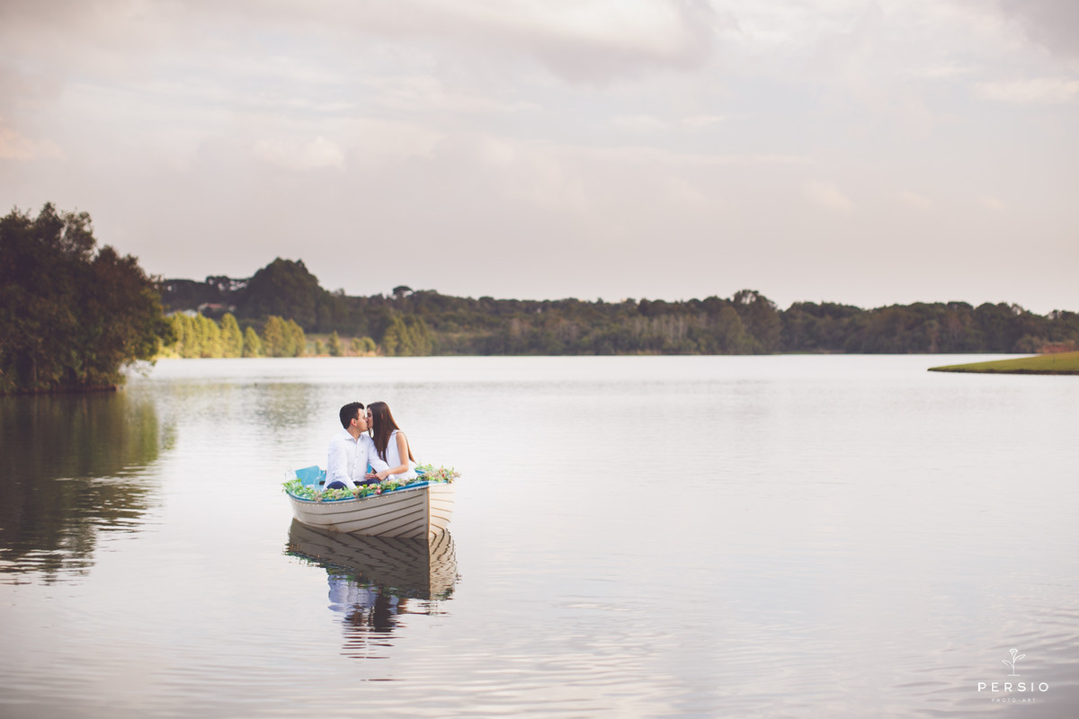 casal deitado abraçado no barquinho azul num lago muito bonito na chácara capela das graças em Araucária, fotografia de Persio photo art pelo casal de fotógrafos