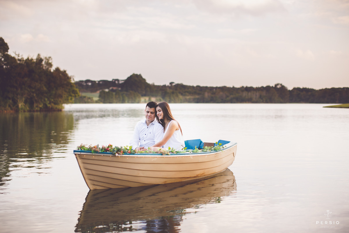casal deitado abraçado no barquinho azul num lago muito bonito na chácara capela das graças em Araucária, fotografia de Persio photo art pelo casal de fotógrafos