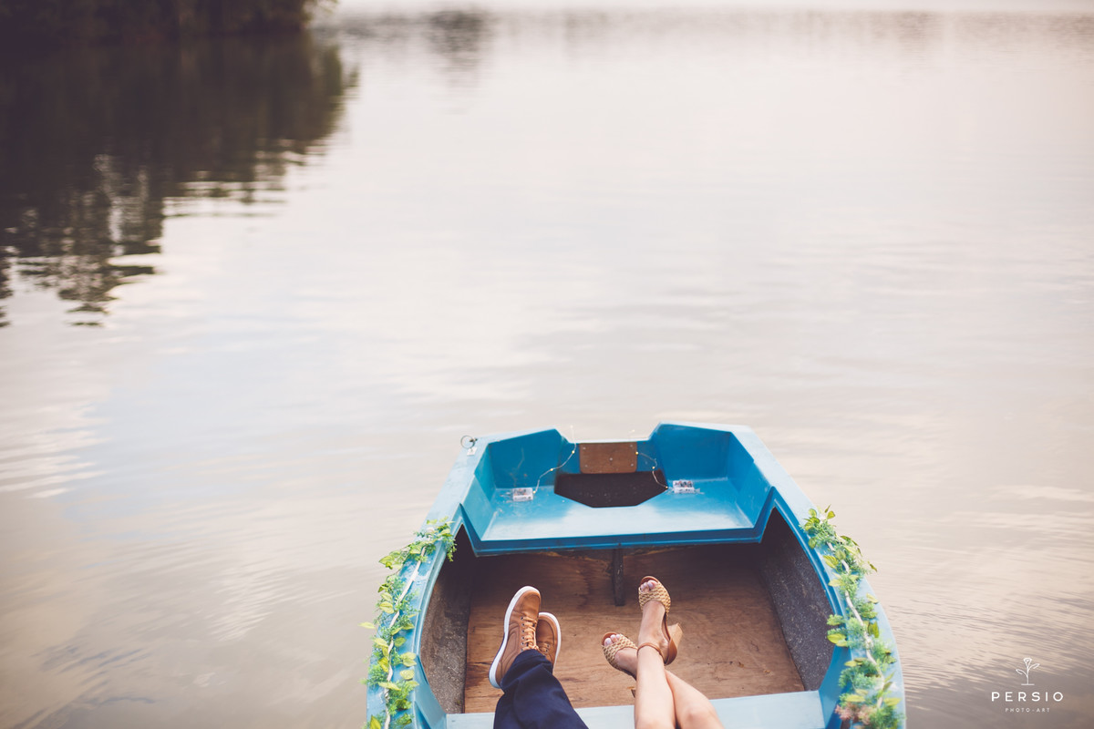 casal deitado abraçado no barquinho azul num lago muito bonito na chácara capela das graças em Araucária, fotografia de Persio photo art pelo casal de fotógrafos