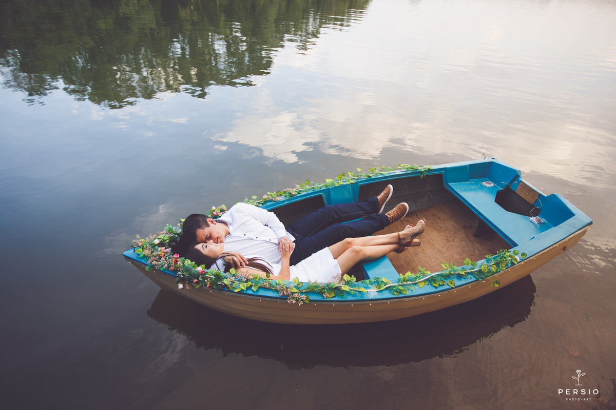 casal deitado abraçado no barquinho azul num lago muito bonito na chácara capela das graças em Araucária, fotografia de Persio photo art pelo casal de fotógrafos