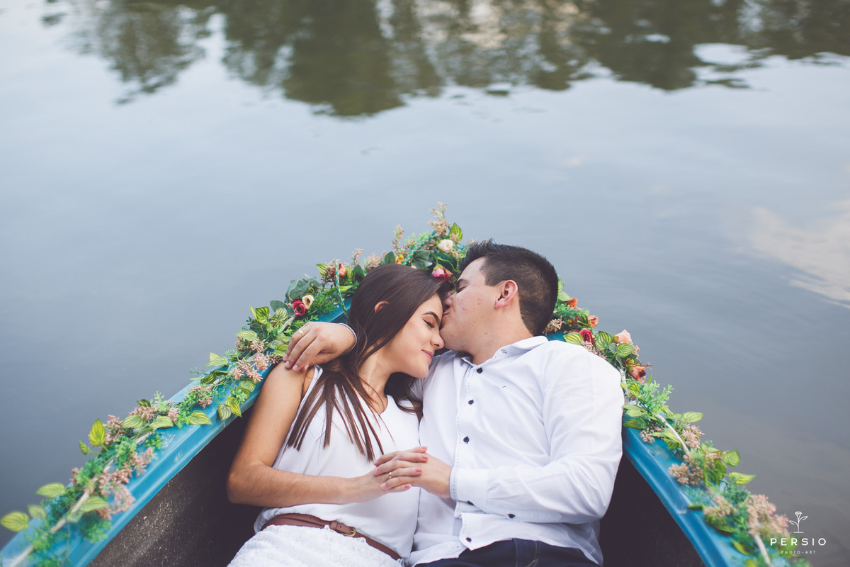 casal deitado abraçado no barquinho azul num lago muito bonito na chácara capela das graças em Araucária, fotografia de Persio photo art pelo casal de fotógrafos