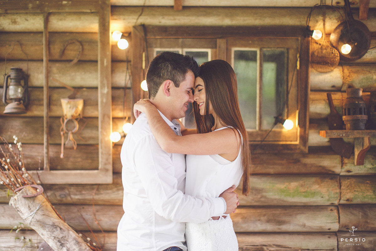 casal deitado abraçado no barquinho azul num lago muito bonito na chácara capela das graças em Araucária, fotografia de Persio photo art pelo casal de fotógrafos
