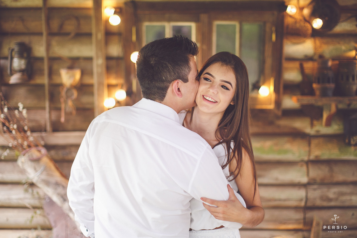 casal deitado abraçado no barquinho azul num lago muito bonito na chácara capela das graças em Araucária, fotografia de Persio photo art pelo casal de fotógrafos