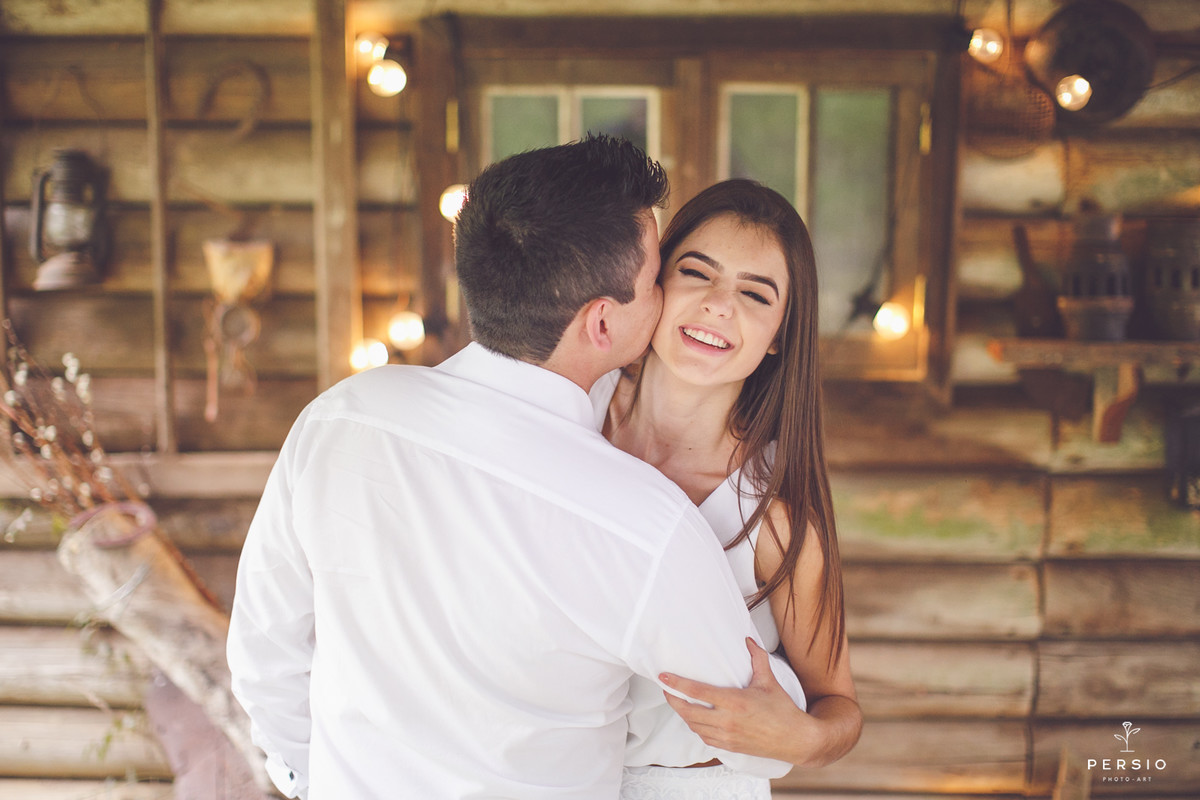 casal deitado abraçado no barquinho azul num lago muito bonito na chácara capela das graças em Araucária, fotografia de Persio photo art pelo casal de fotógrafos