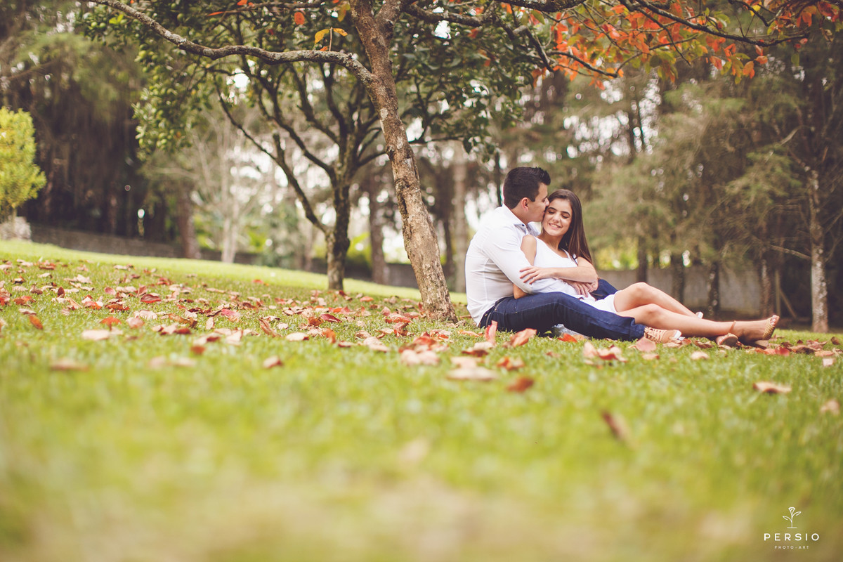 casal deitado abraçado no barquinho azul num lago muito bonito na chácara capela das graças em Araucária, fotografia de Persio photo art pelo casal de fotógrafos