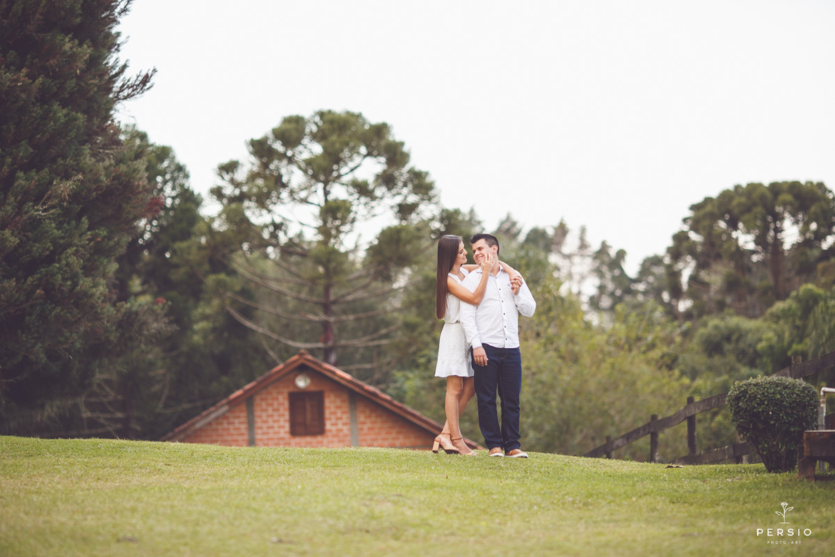 casal deitado abraçado no barquinho azul num lago muito bonito na chácara capela das graças em Araucária, fotografia de Persio photo art pelo casal de fotógrafos