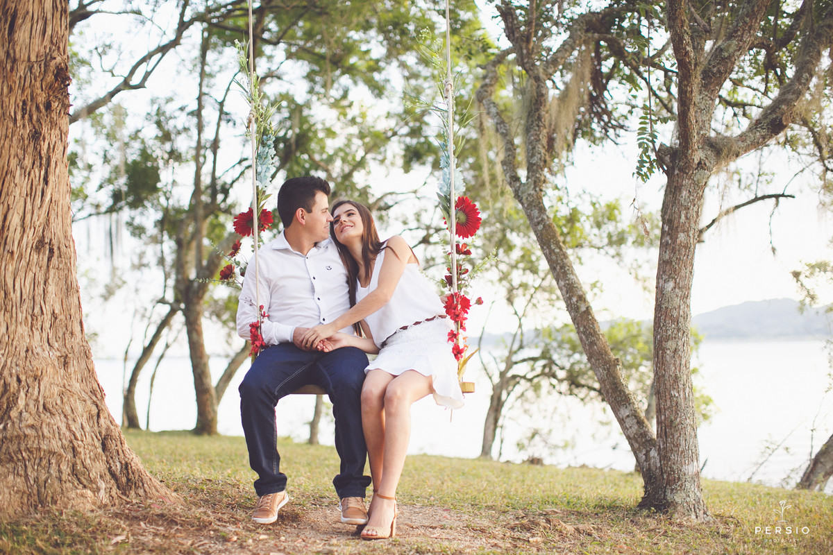 casal deitado abraçado no barquinho azul num lago muito bonito na chácara capela das graças em Araucária, fotografia de Persio photo art pelo casal de fotógrafos