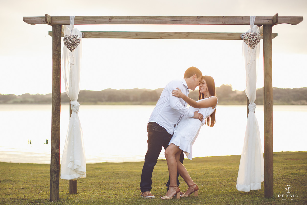casal deitado abraçado no barquinho azul num lago muito bonito na chácara capela das graças em Araucária, fotografia de Persio photo art pelo casal de fotógrafos
