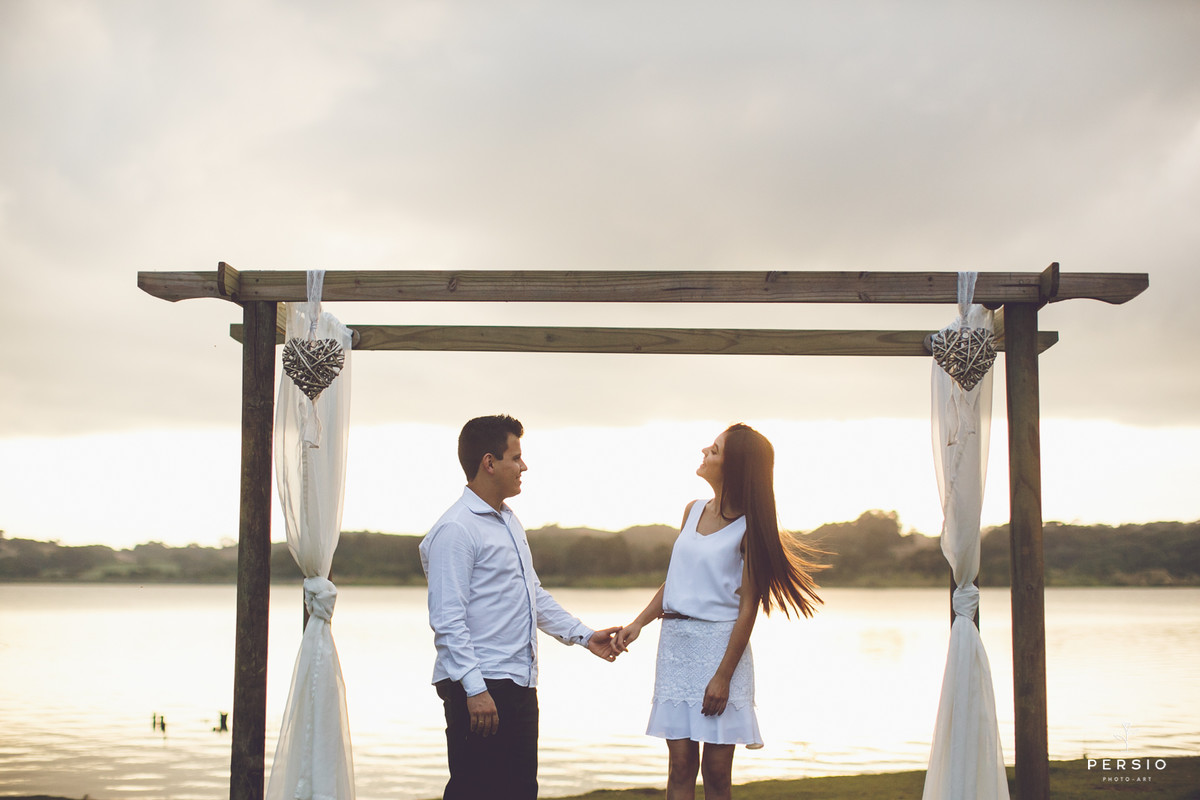 casal deitado abraçado no barquinho azul num lago muito bonito na chácara capela das graças em Araucária, fotografia de Persio photo art pelo casal de fotógrafos