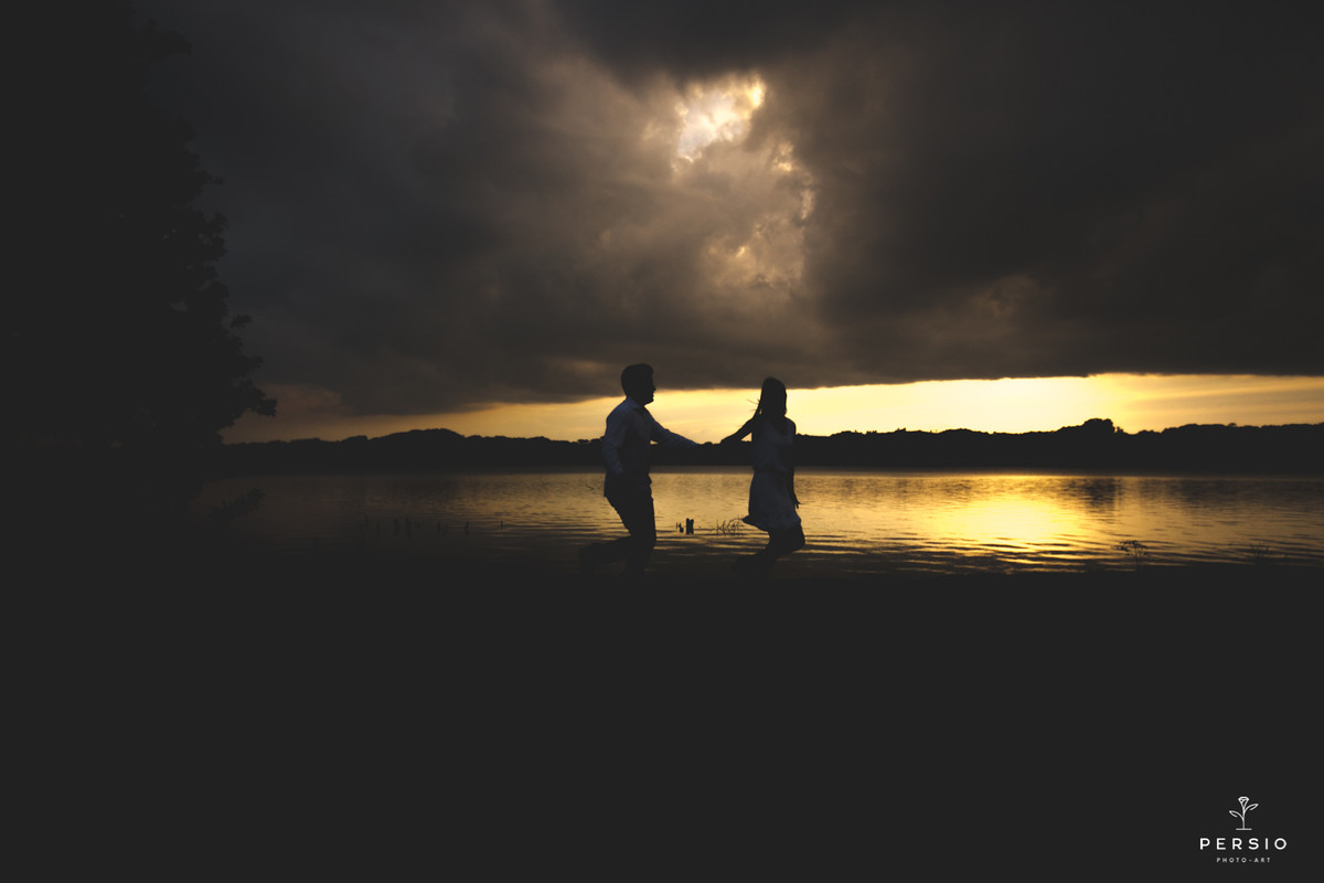 casal deitado abraçado no barquinho azul num lago muito bonito na chácara capela das graças em Araucária, fotografia de Persio photo art pelo casal de fotógrafos