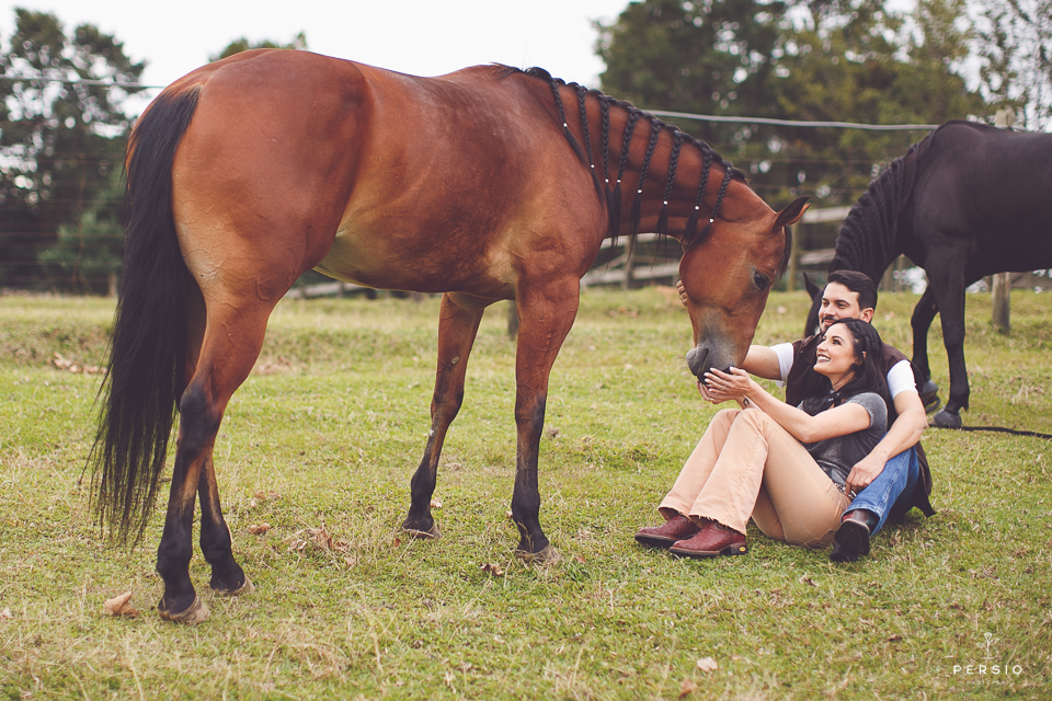 casal se olhando fazendo fotos com cavalos na chacara capela das graças em araucaria parana ensaio com os fotografos persio photo art ensaio de casal com cavalos