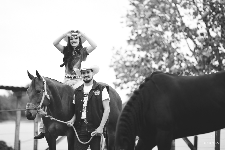 casal se olhando fazendo fotos com cavalos na chacara capela das graças em araucaria parana ensaio com os fotografos persio photo art