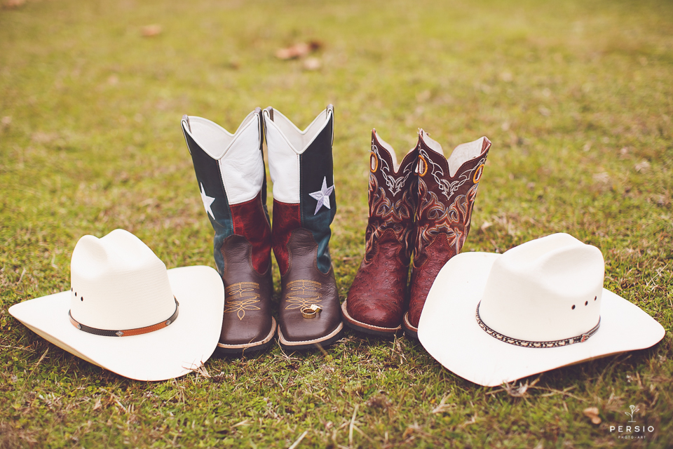 casal se olhando fazendo fotos com cavalos na chacara capela das graças em araucaria parana ensaio com os fotografos persio photo art