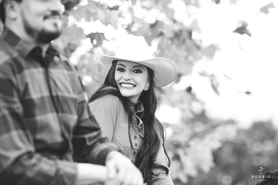 casal se olhando fazendo fotos com cavalos na chacara capela das graças em araucaria parana ensaio com os fotografos persio photo art