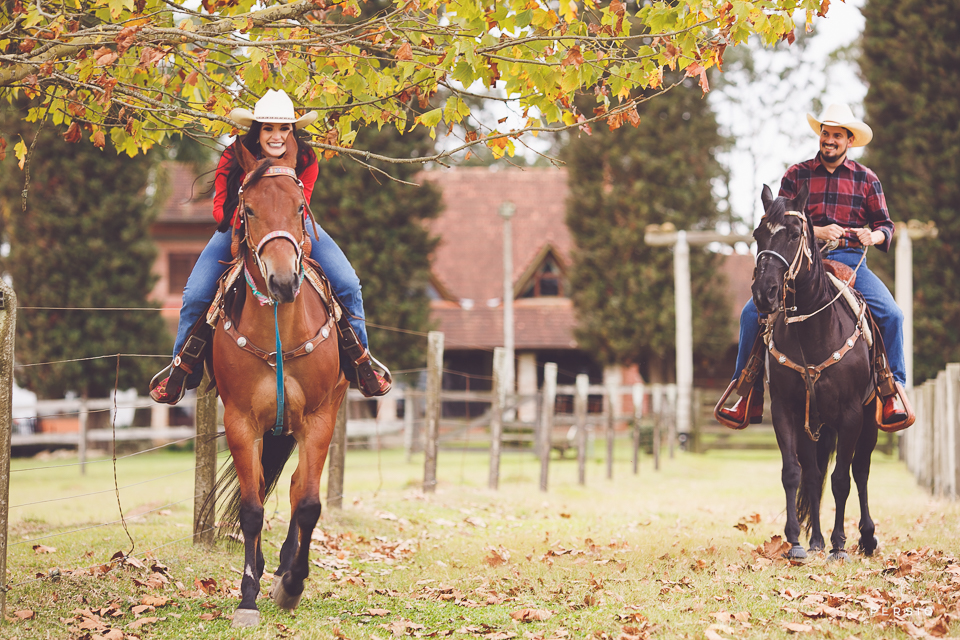 casal se olhando fazendo fotos com cavalos na chacara capela das graças em araucaria parana ensaio com os fotografos persio photo art